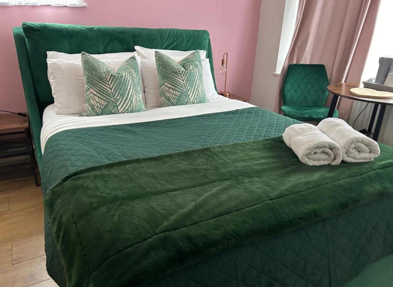 The Lily Pad Near Poole Dorset Self Contained Private Entrance And Free Parking Hotel Corfe Mullen Exterior photo